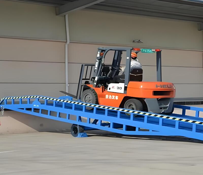 新城街道移动式卸货平台（叉车用）